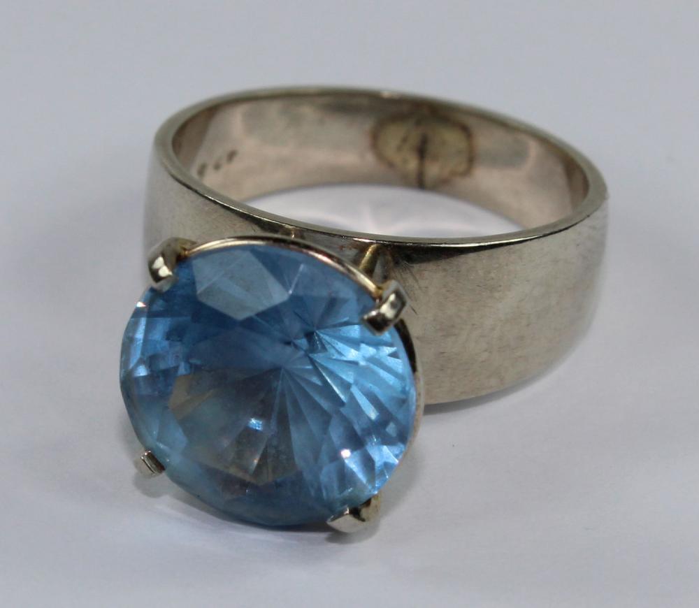 Topaz Ring in 9ct Gold image