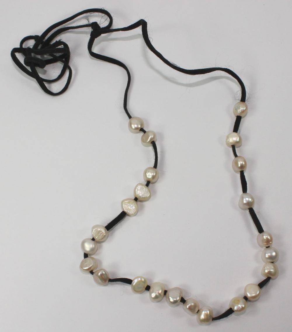 Craft Pearl Necklace on Lea... image