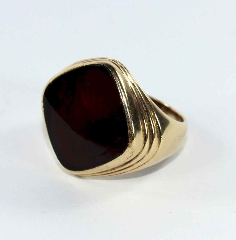 Men's Signet Ring in 10ct Y... image