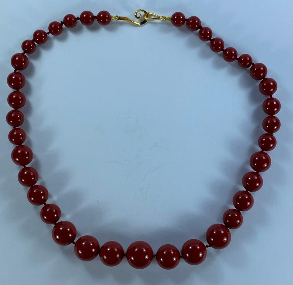 Shell-based Red Bead Necklace image