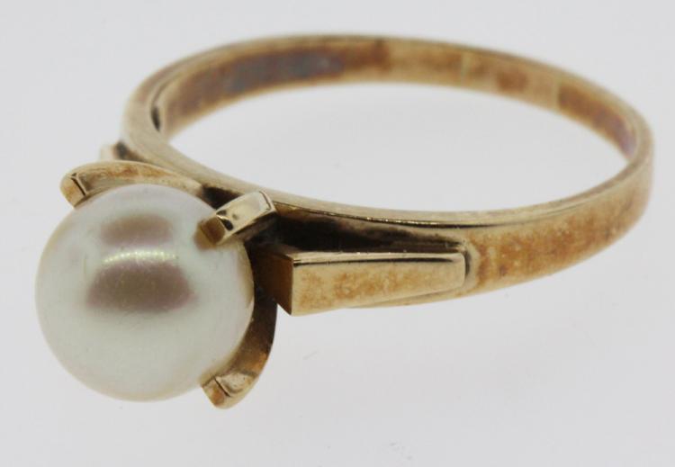 Pearl Ring in 9ct Gold image