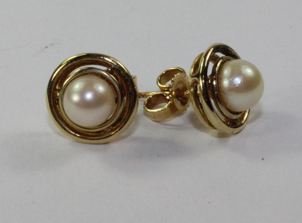 Pearl Stud Earrings in 18ct... image