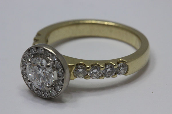 Diamond Ring in 18ct Gold. ... image