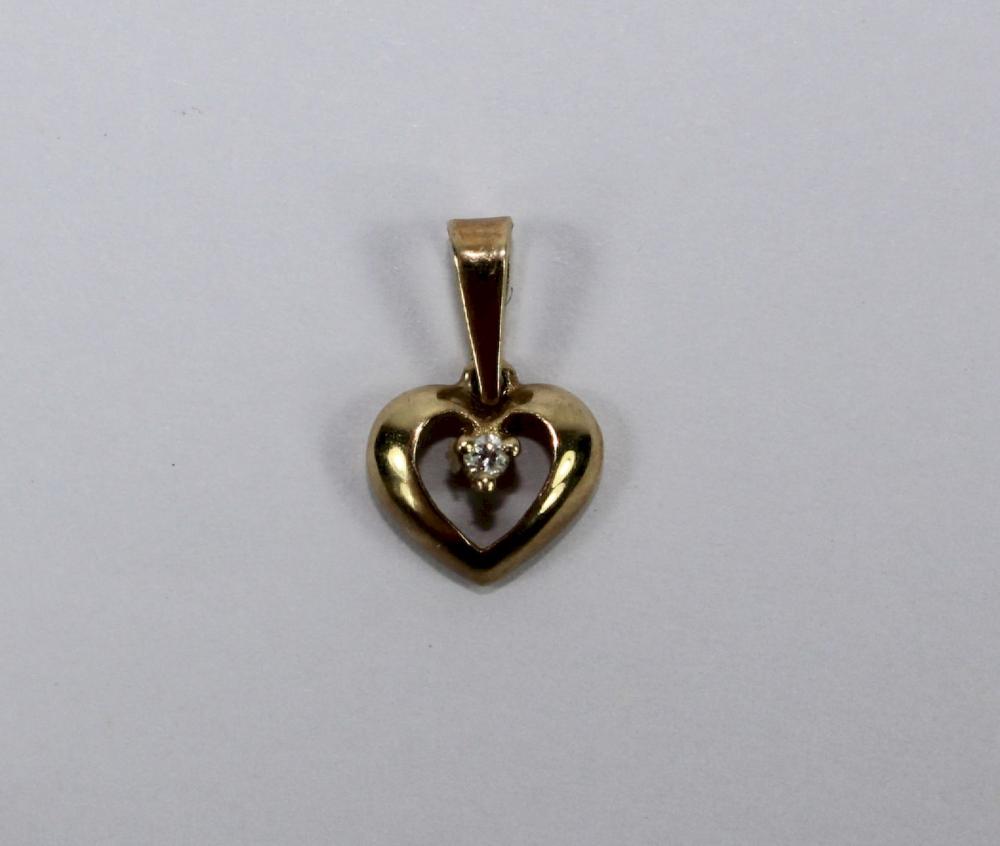 Heart-shaped 9ct Gold Penda... image