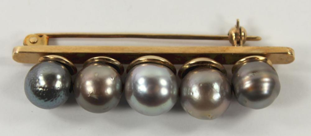 Pearl Bar Brooch in 10ct Ye... image