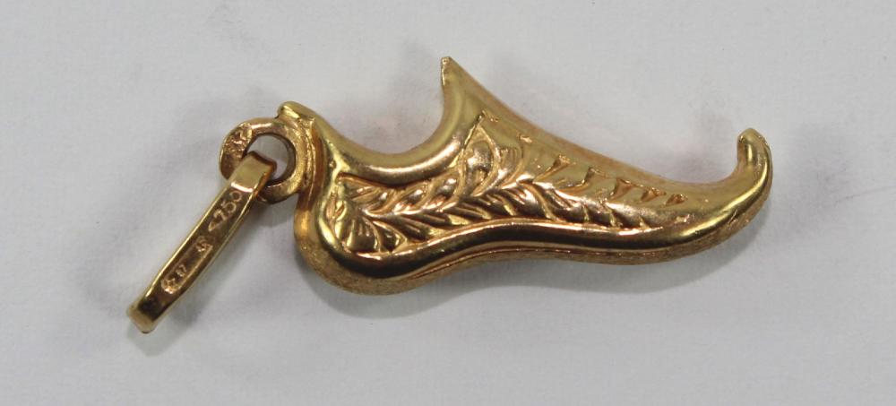 Aladdin's Shoe Charm in 18c... image