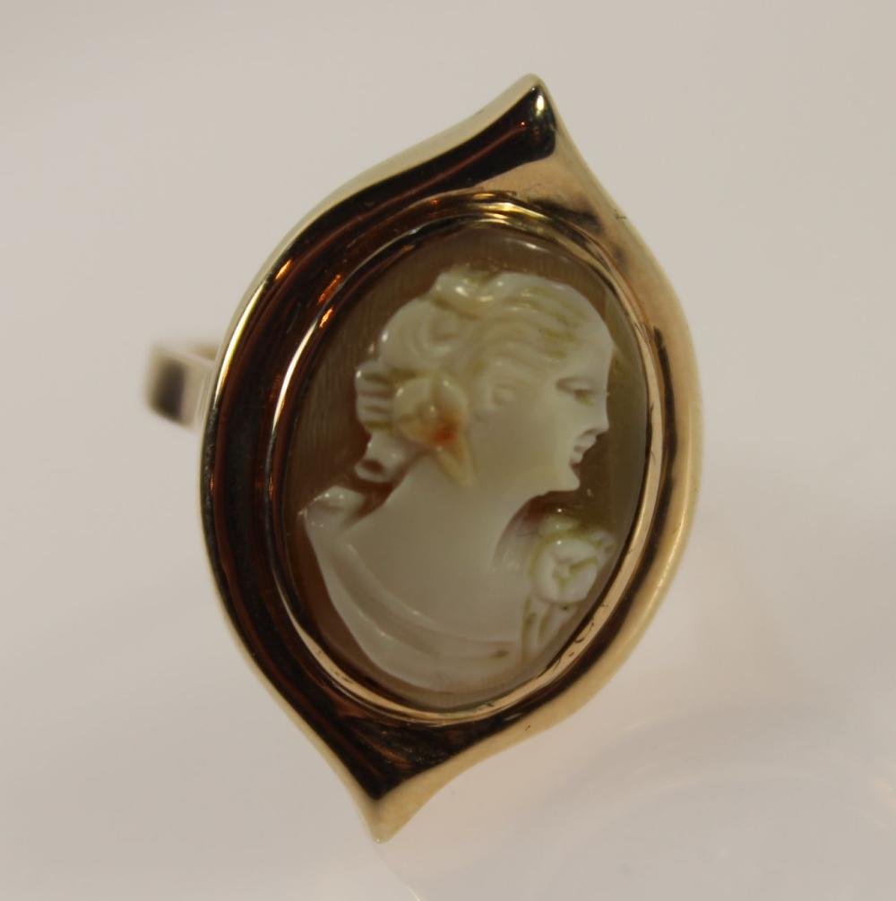 Shell Cameo in in 9ct Yello... image