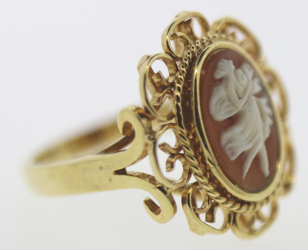 Shell Cameo Ring in 9ct Yel... image