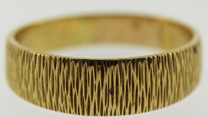 18ct Gold Band with scribed... image