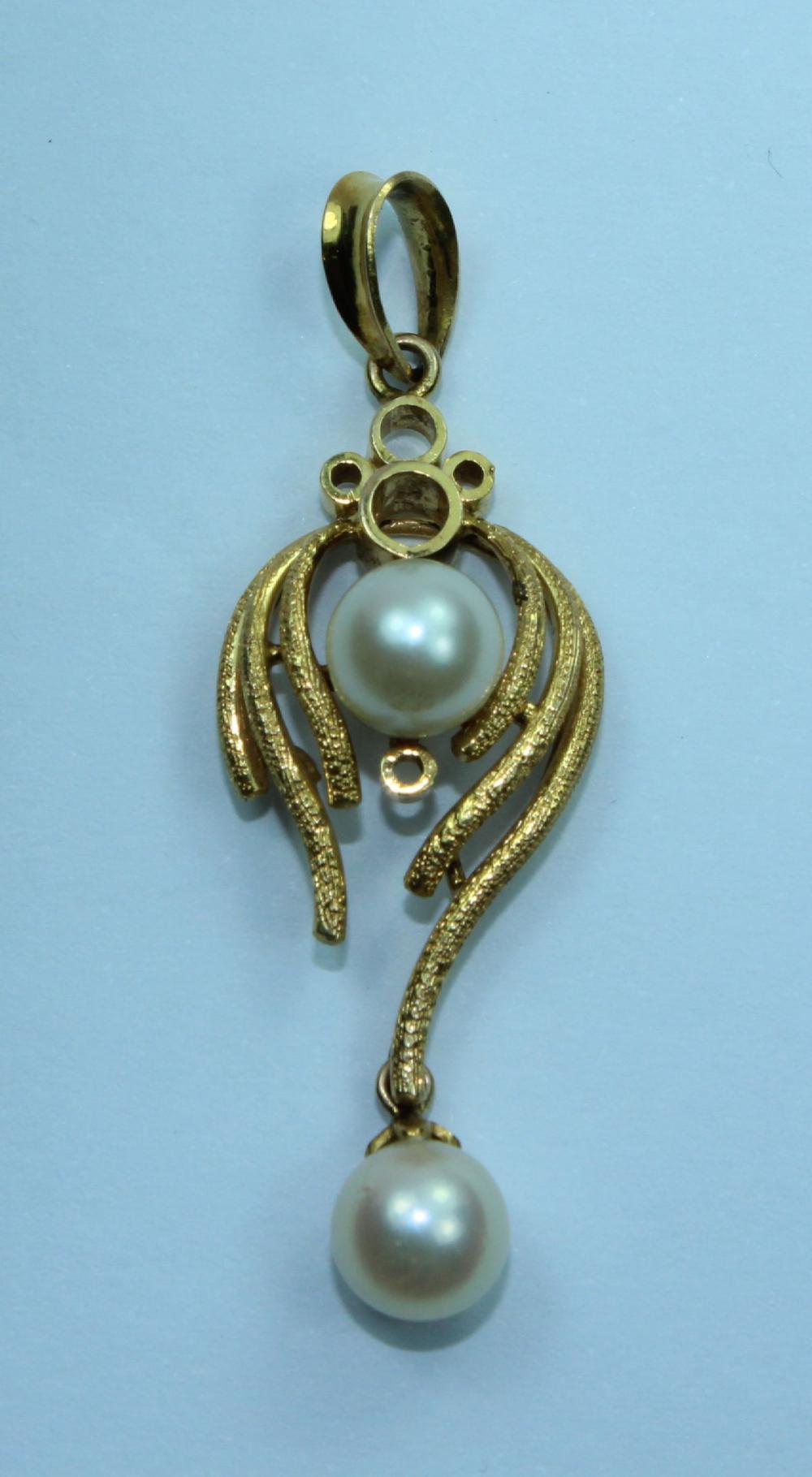 Pearl Pendant in 14ct Yello... image