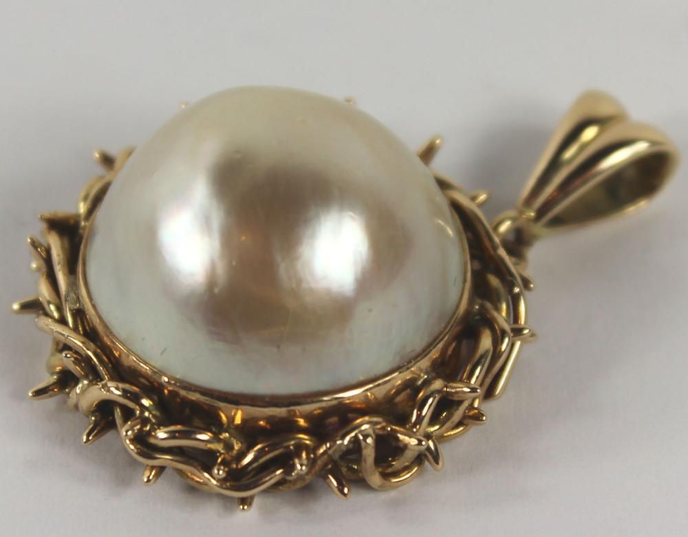 Mabe Pearl Pendant in 12ct ... image