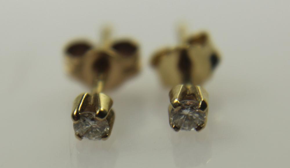 Diamond Stud Earrings in 9c... image