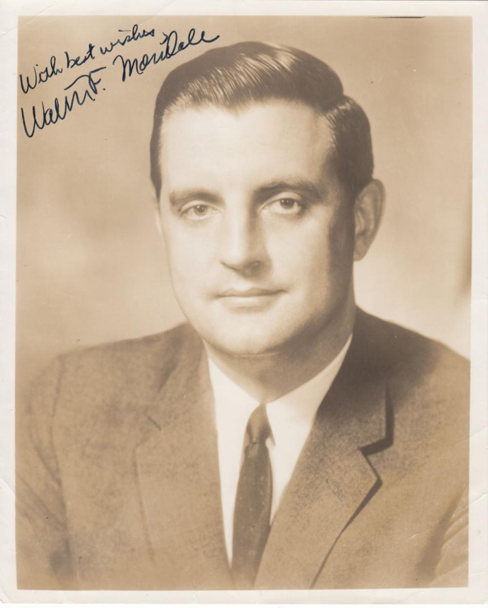 U.S.A. Walter Mondale signe... image