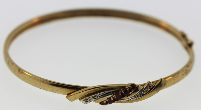 Gold Bangle in 9ct Gold set... image