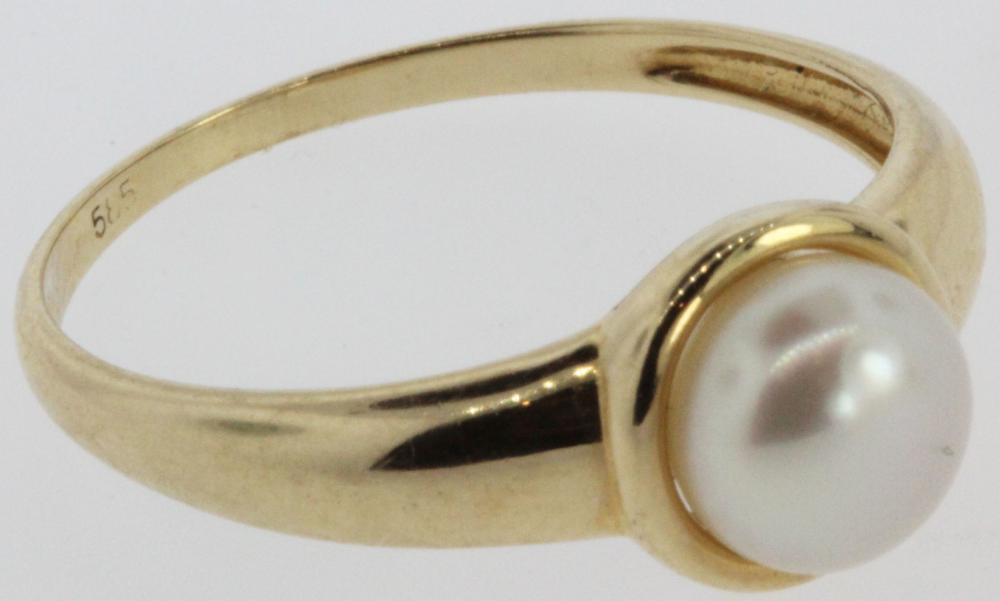 Button Pearl Ring in 14ct Gold image