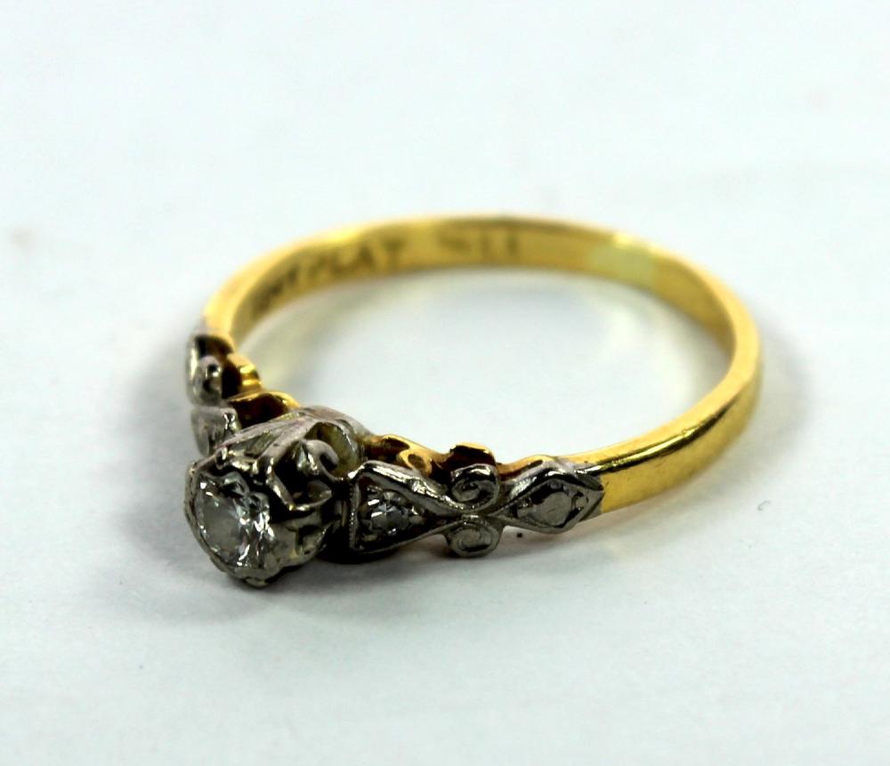 Vintage Diamond Ring in 18c... image