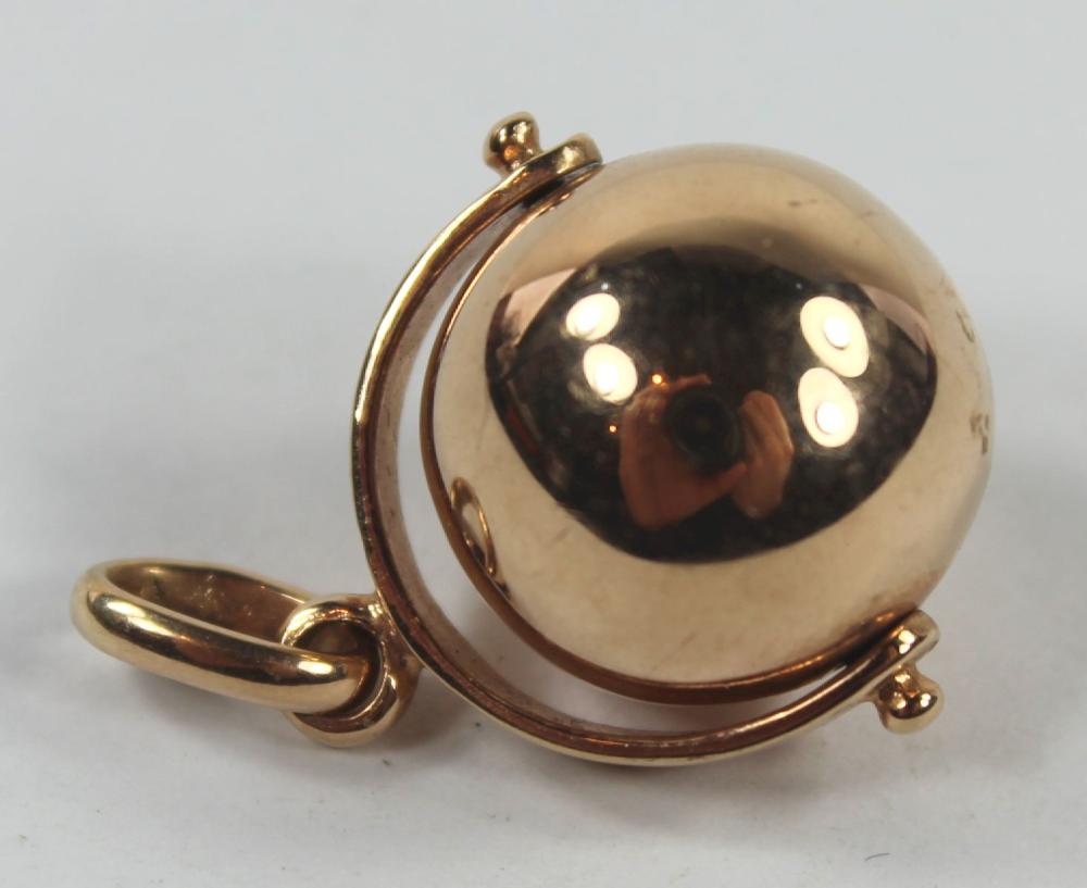 Spinning Ball Pendant in 9c... image