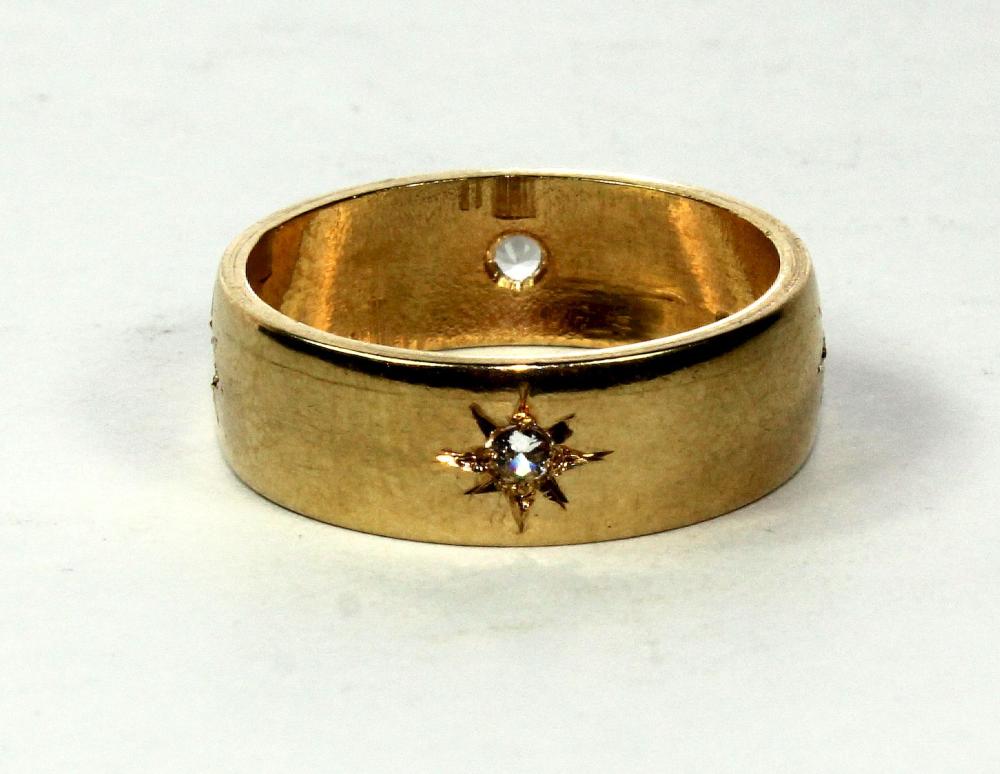 Diamond-studded Band in 9ct... image