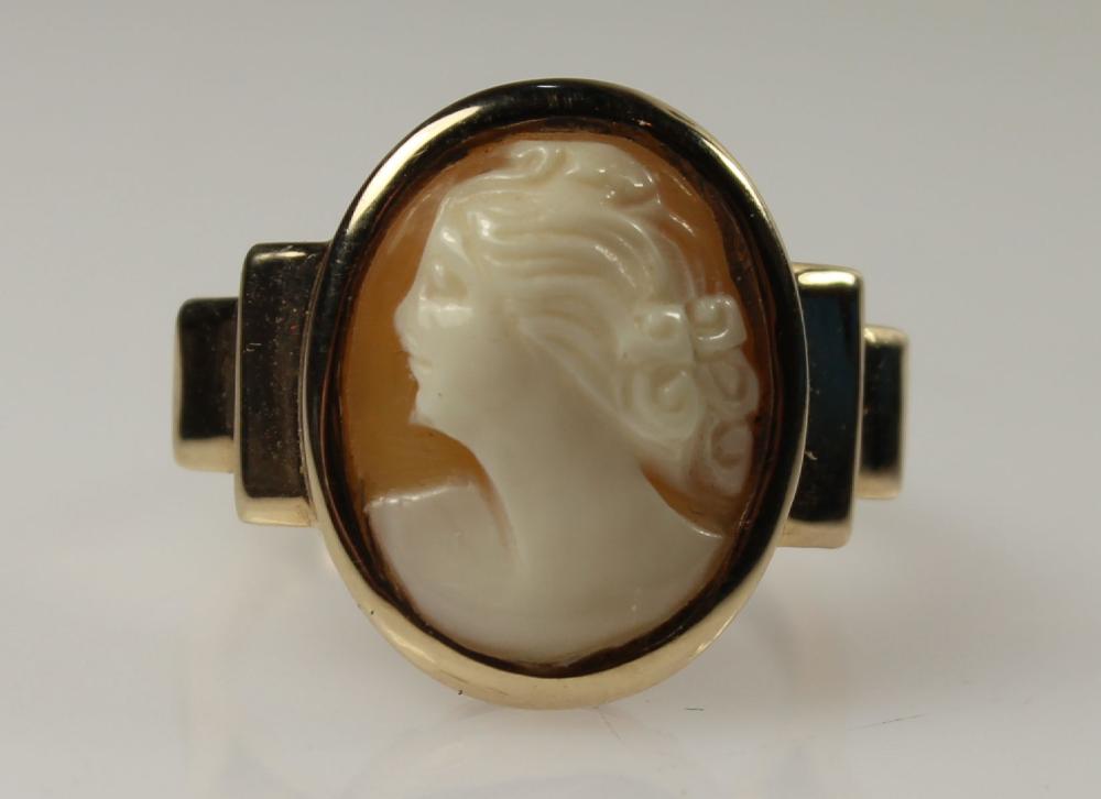 Shell Cameo in in 9ct Yello... image