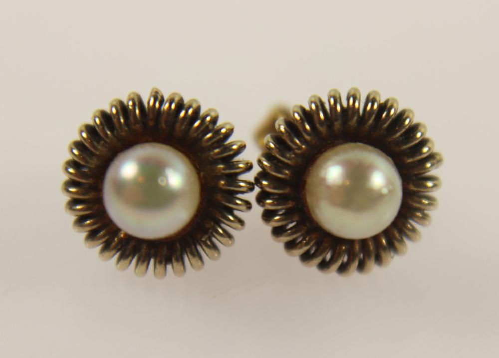 Pearl Stud Earrings in 9ct ... image