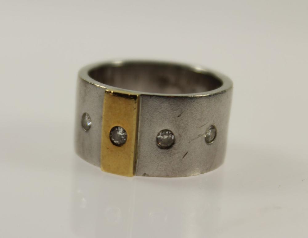 Belt-style Ring in 9ct Whit... image