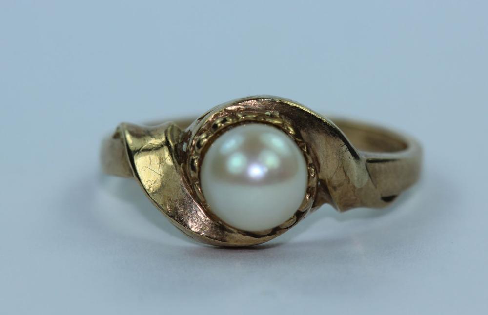 Pearl Ring in 9ct Yellow Gold image