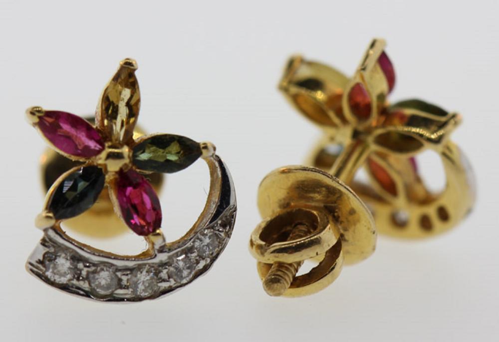 Star-shaped Earrings in 18c... image