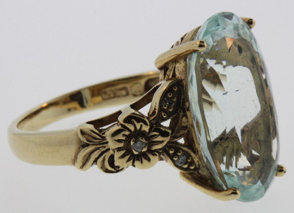 Aquamarine Ring in 9ct Gold... image