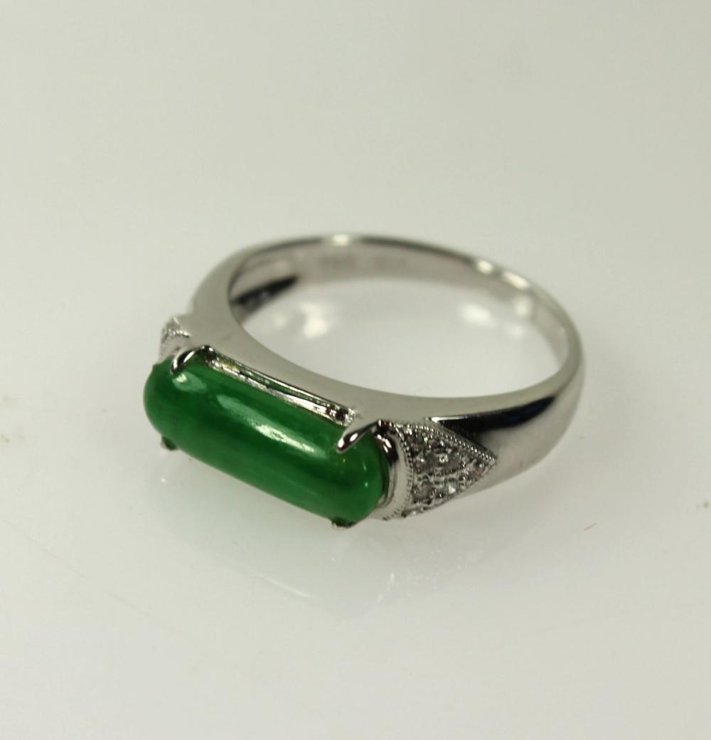 Apple Jade Ring in 18ct Whi... image