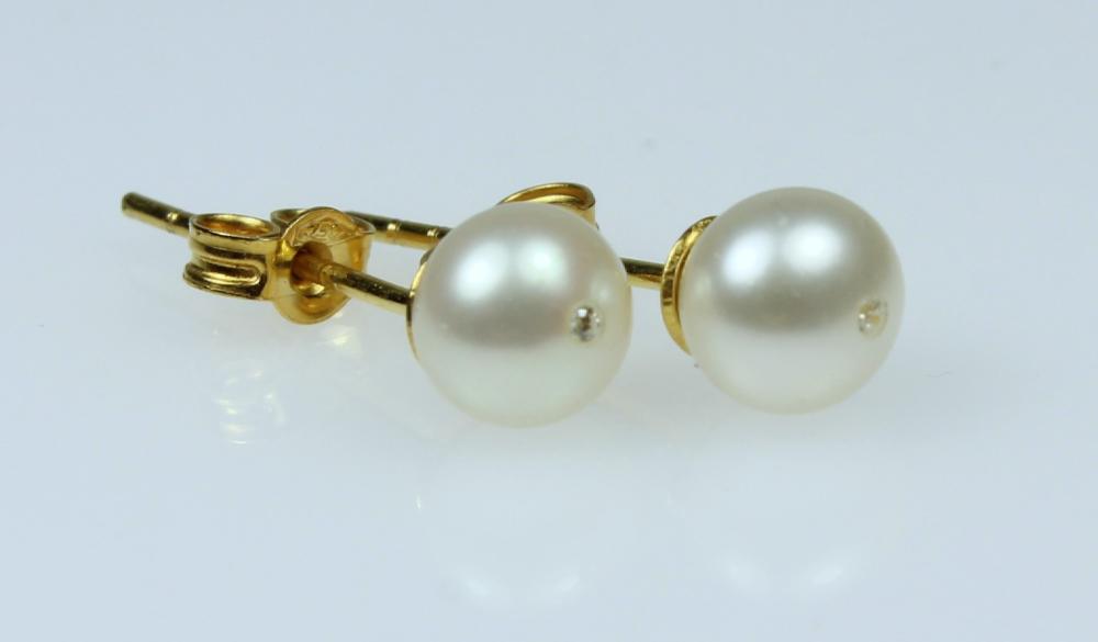 Pearl Stud Earrings in 18ct... image