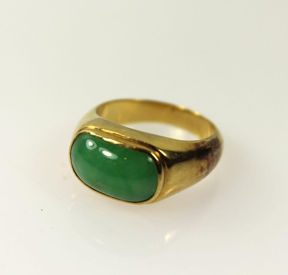 Apple Jade Ring in 18ct Yel... image