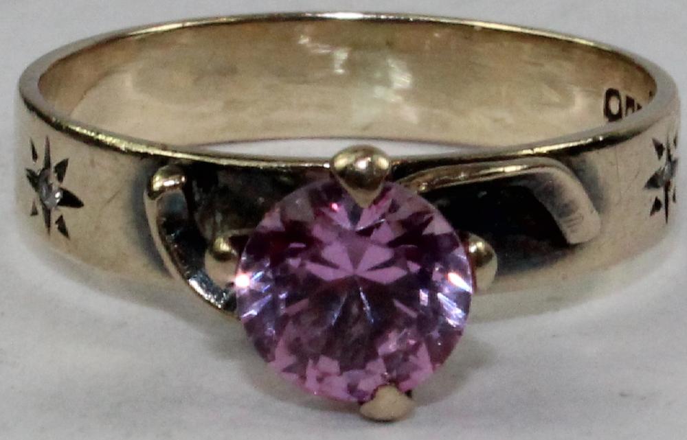 Amethyst Ring in 9 Carat Ye... image