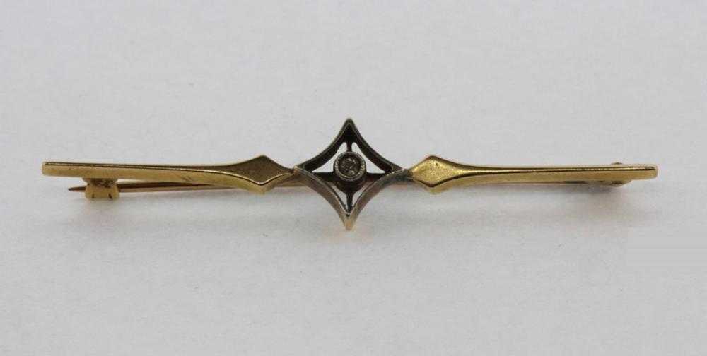 Vintage 15ct Yellow Gold Pin with small Diamond at centre