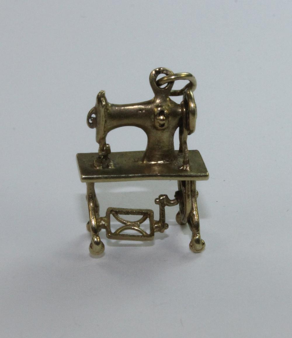 Sewing Machine Charm in 9ct... image